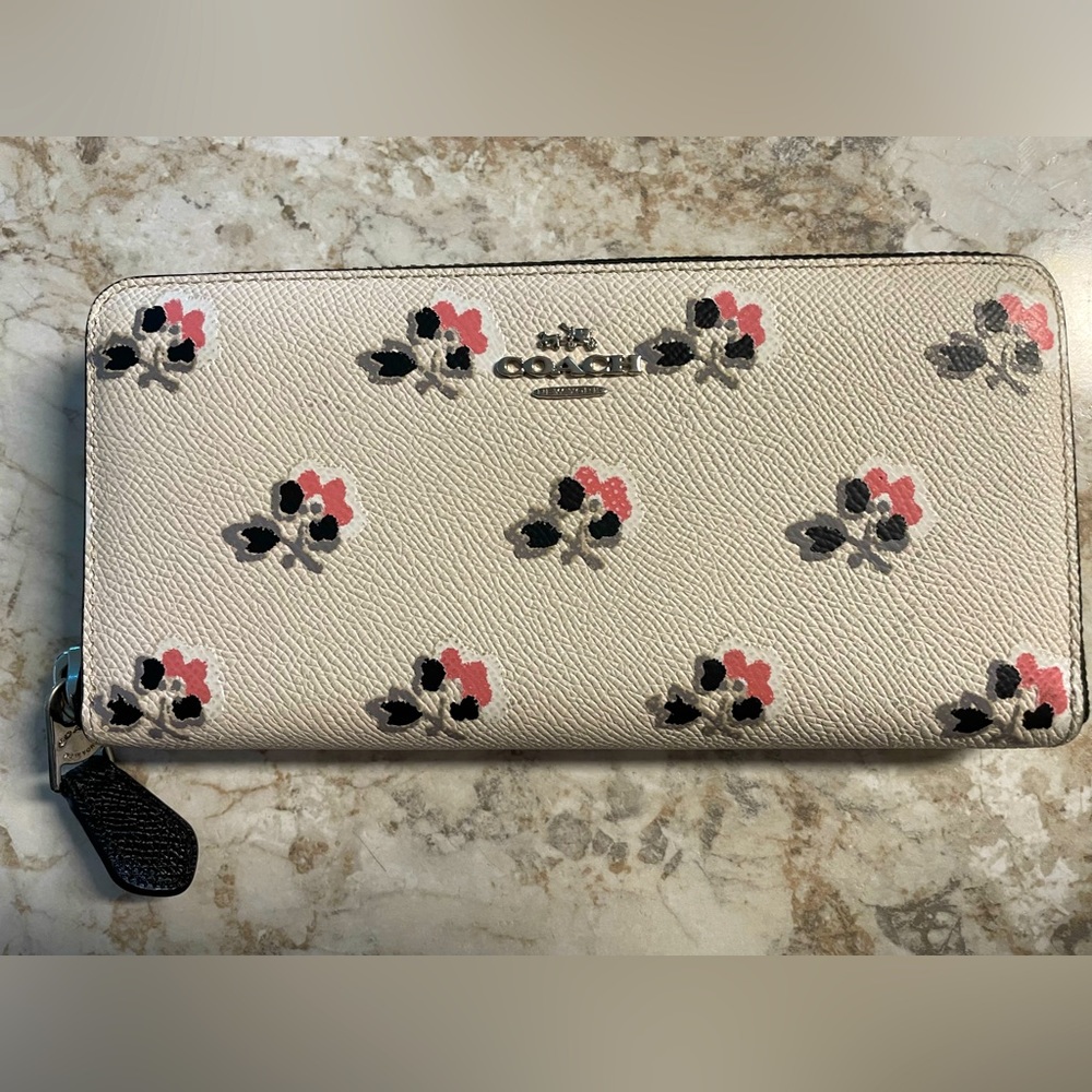 Like new Authentic Coach Wallet White leather